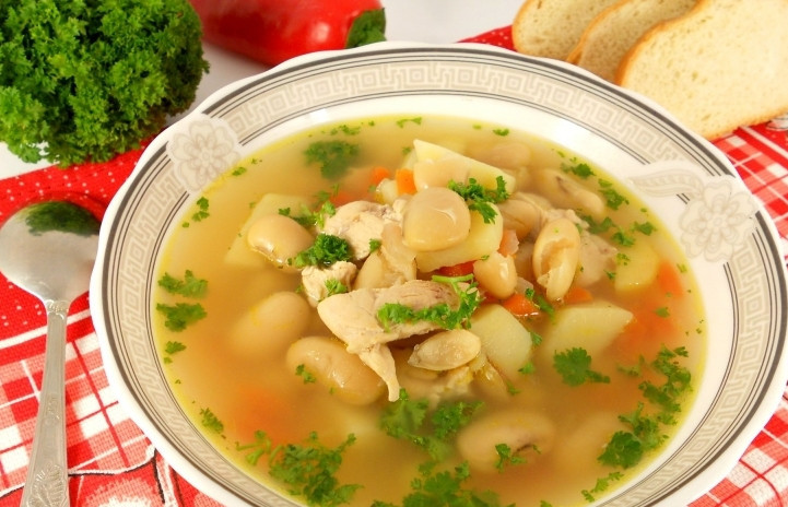 1. Этап. Суп с курицей в мультиварке: Когда прозвучит звуковой сигнал об окончании режима, не открываем крышку сразу, а даем супу настояться еще минут 15-20. Затем разливаем его по тарелкам, украшаем свежей зеленью и подаем к столу. Приятного вам аппетита!