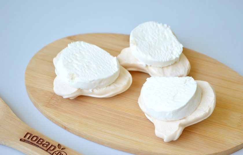 1. Этап. Меренги-сердечки с мороженым: 7. Осторожно снимите с пергамента половинки сердечек, положите по кусочку мороженого и накройте половинками безе.