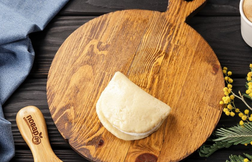 1. Этап. Сочни по ГОСТу: Накройте начинку второй половинкой лепешки, чуть прижмите, чтобы получился сочник в виде полукруга. Края не соединяйте, начинка должна быть немного видна из-под верхнего слоя теста.