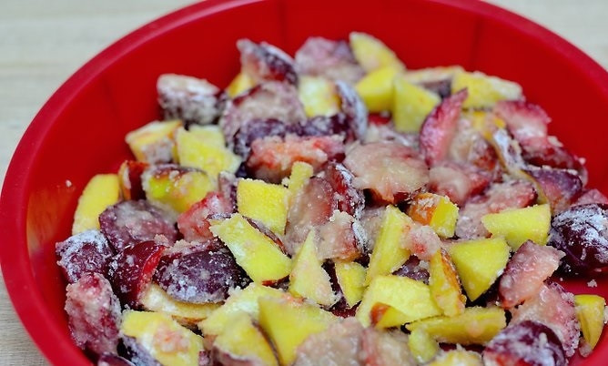 1. Этап. Закрытый фруктовый пирог: 3. Выложите фрукты в жаропрочную форму, смазанную маслом (силиконовую можно не смазывать).