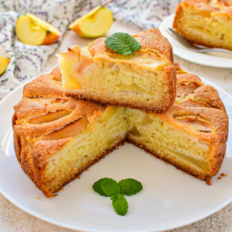 Шарлотка без яиц с яблоками на кефире с манкой