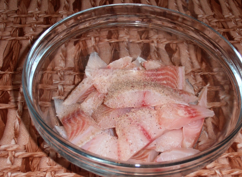 1. Этап. Рыба, тушеная в сметане: 2. Нарезаем мелко филе (порционными кусочками). Помещаем рыбу в специальную глубокую емкость, солим и перчим по вкусу.