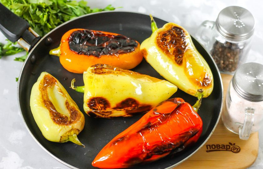 1. Этап. Жареный болгарский перец в маринаде: Переверните и обжарьте до мягкости еще 5-8 минут, пока перцы не покроются подпалинами. Вскипятите воду в чайнике.