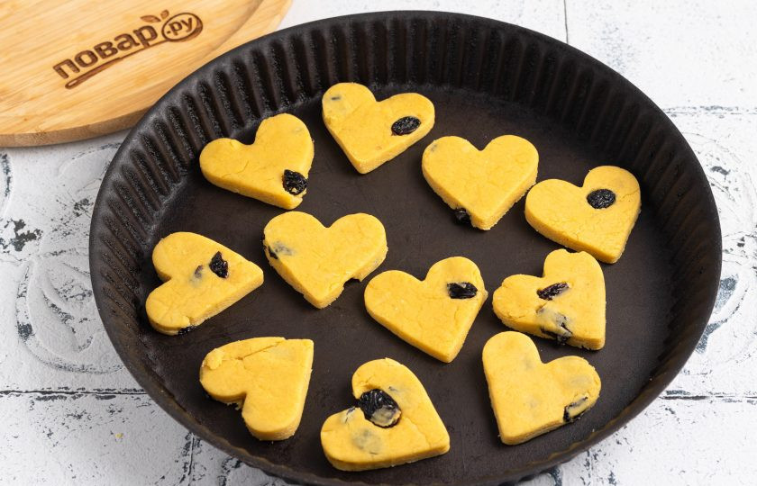 1. Этап. Печенье с изюмом из кукурузной муки: Выпекайте печенье в разогретой до 180 градусов духовке 11-12 минут.