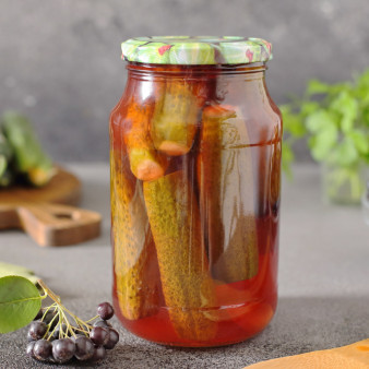 Огурцы маринованные с черноплодной рябиной