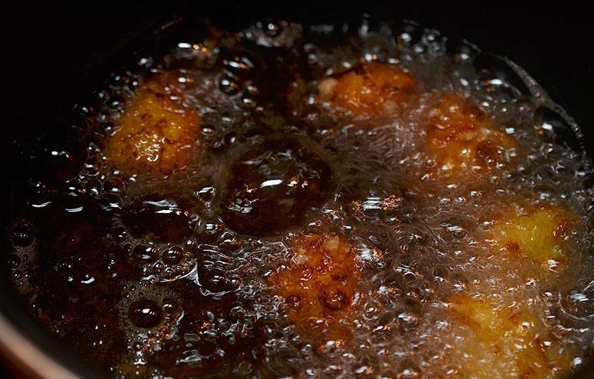 1. Этап. Хрустящий сырный картофель: Обжарьте до золотистого цвета и выложите на бумажное полотенце.