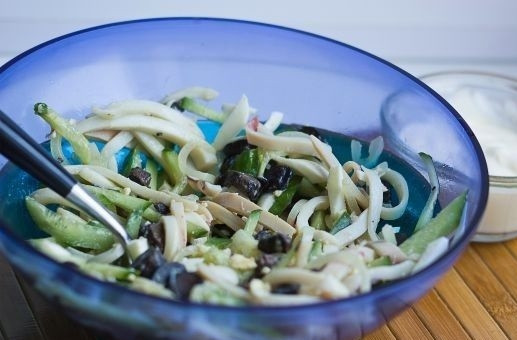 1. Этап. Салат из кальмаров вкусный: 6. Соедините остывшие кальмары и грибы, нарезанные яйца, огурчик и добавьте майонез. По вкусу посолите. Перемешайте все аккуратно.