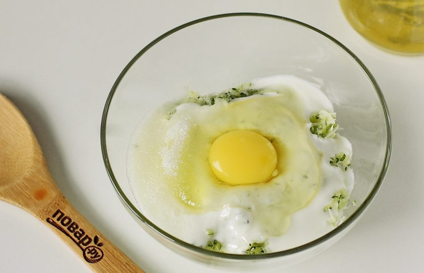 1. Этап. Оладьи из кабачков с кукурузной мукой: Добавьте кефир, яйцо, соль и сахар.