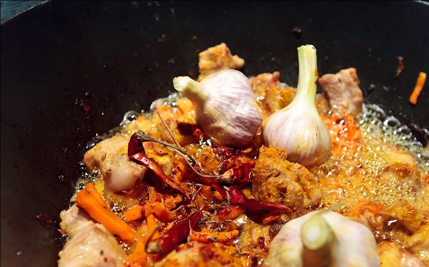 1. Этап. Ферганский плов: 10. Отправить в казан целиком головки чеснока и стручки острого перца.