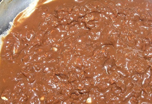 1. Этап. Креветки под шоколадным соусом: Добавьте 4 ст. л. масла из-под креветок, перемешайте.