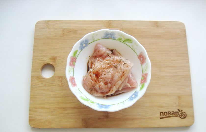 1. Этап. Куриная грудка на сковороде-гриль: Мясо посолите по вкусу, добавьте любые специи, у меня это сушеный базилик. Налейте соевый соус. Дайте постоять куриной грудке в маринаде минимум час.