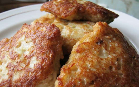 1. Этап. Оладьи из мясного фарша: Готовые оладьи из мясного фарша можно подавать со сметаной. Приятного аппетита!