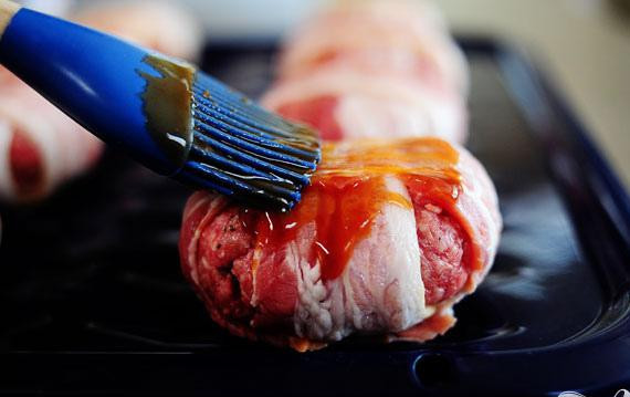 1. Этап. Сэндвичи с фрикадельками в беконе: 5. Разогреть духовку до 200 градусов. С помощью кисточки смазать каждую фрикадельку соусом барбекю. Выпекать в духовке в течение 20-25 минут, до коричневого цвета.