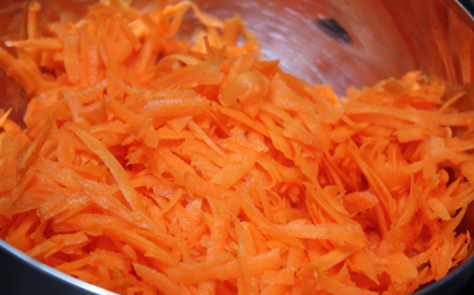 1. Этап. Капуста, маринованная по-корейски со свеклой: Морковь нужно промыть, очистить и натереть на крупной терке.