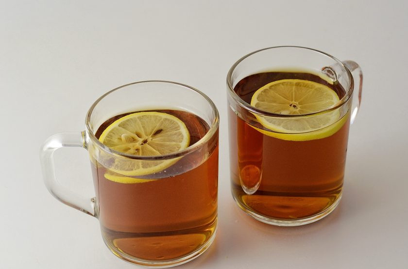 1. Этап. Новогодний грог: Дайте напитку немного настояться, а перед подачей добавьте в стаканы дольки лимона.