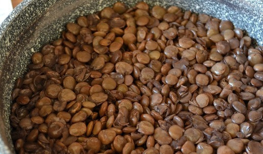 1. Этап. Салат из зелёной чечевицы: Чечевицу промыть. Залить холодной водой в отношении 1:3. Довести до кипения, затем огонь убавить до среднего и варить до готовности под крышкой. Остудить.