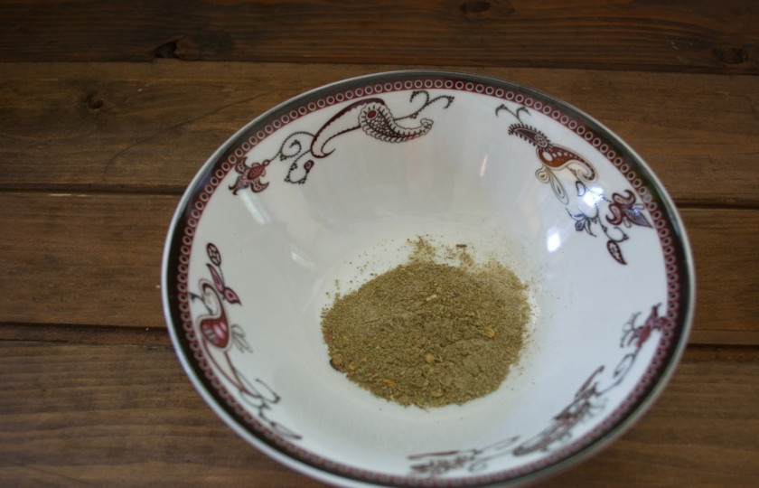 1. Этап. Маринад для свинины в духовке: Переложите специи в миску.