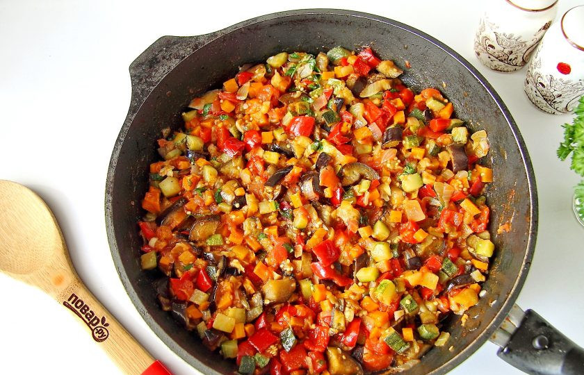 1. Этап. Икра овощная: В конце по желанию можно добавить любую сезонную свежую зелень. Икра овощная готова.