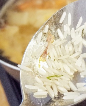 1. Этап. Лёгкий рисовый суп: Довести до кипения. Варить 20 минут до полуготовности картофеля. Затем всыпать рис. Готовить ещё 15 минут до готовности риса.