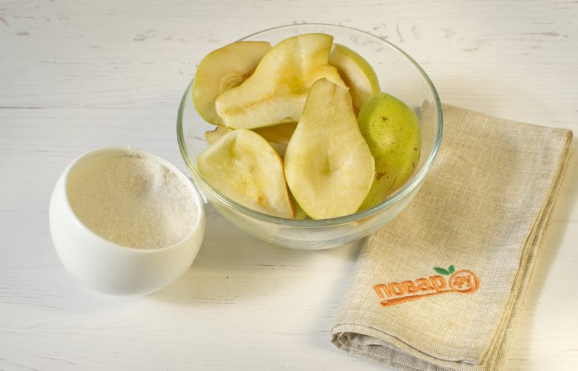 1. Этап. Компот из груш на зиму: 2. Разрежьте груши на половинки, удалите сердцевину, семена.