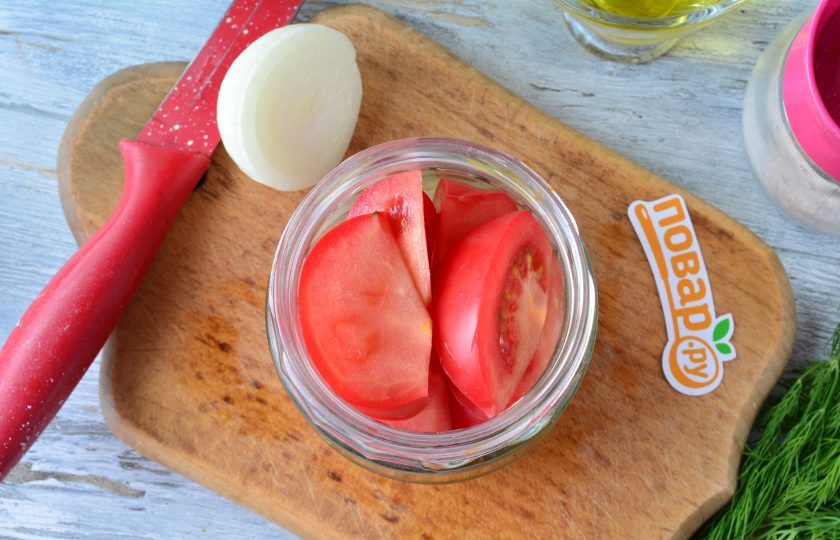 1. Этап. Сладкие маринованные помидоры дольками: Выложите помидоры в банку.