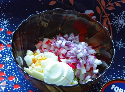 1. Этап. Салат с копчёным тунцом: Также нарезать лук и яйца.