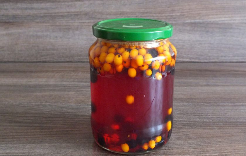 1. Этап. Компот из облепихи и черноплодной рябины: Горячим сиропом залейте ягоды в банке. Прикройте крышкой.