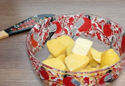 1. Этап. Картофельный рулет с консервированным тунцом: 2. Выкладываем картофель в большую миску. Добавляем кусочек сливочного масла и молоко, измельчаем блендером.