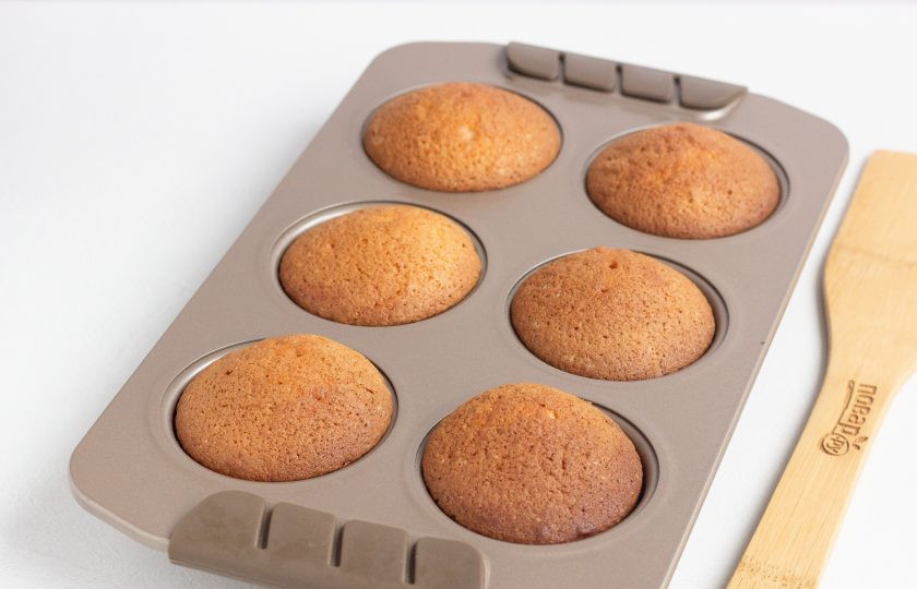 1. Этап. Лимонные кексики Розовые свинки: Наши кексы готовы! Дайте им полностью остыть и затем можно доставать из формы или как Вам удобнее.