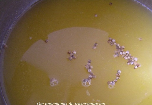 1. Этап. Апельсиновая капуста от Армана Арналя: Для соуса выжмите сок всех апельсинов и лимонов, процедите в кастрюльку через сито. Добавьте нити шафрана, вино и кориандр, доведите до кипения.