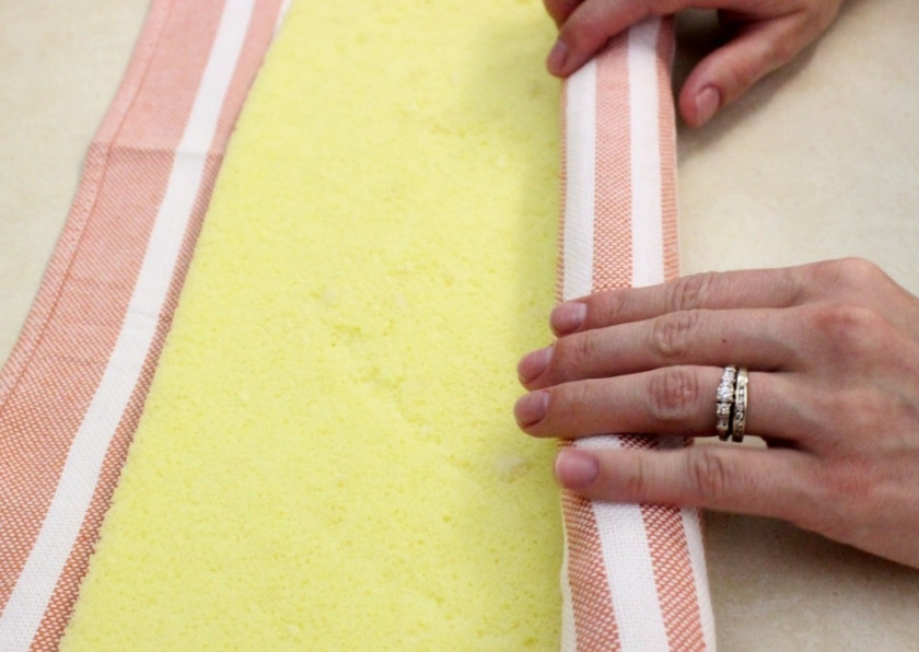 1. Этап. Рулет бисквитный с ягодами: 10. Готовый корж выложите на кухонное полотенце. Снимите бумагу и заверните корж в рулет прямо с полотенцем.