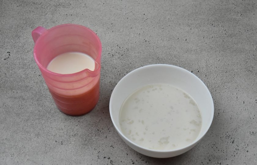 1. Этап. Александрийское тесто для куличей: Топленое молоко подогрейте в микроволновой печи в течение 30-60 секунд, до температуры комфортной для активации дрожжей. Залейте дрожжи теплым молоком и размешайте до полного их растворения.