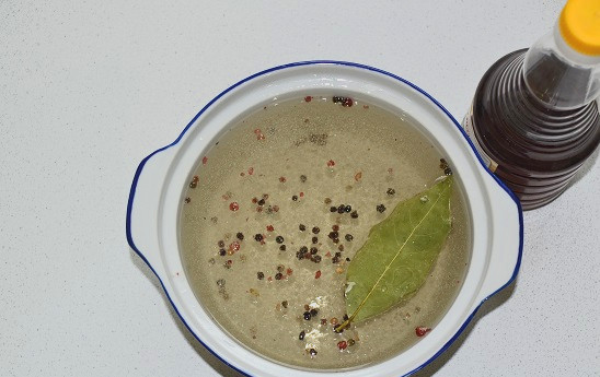 1. Этап. Скумбрия в горячем маринаде: Влейте уксус и через минуту снимите с огня.