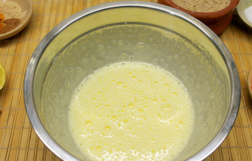 1. Этап. Нюрнбергский пряник: Взбиваем миксером до пены.