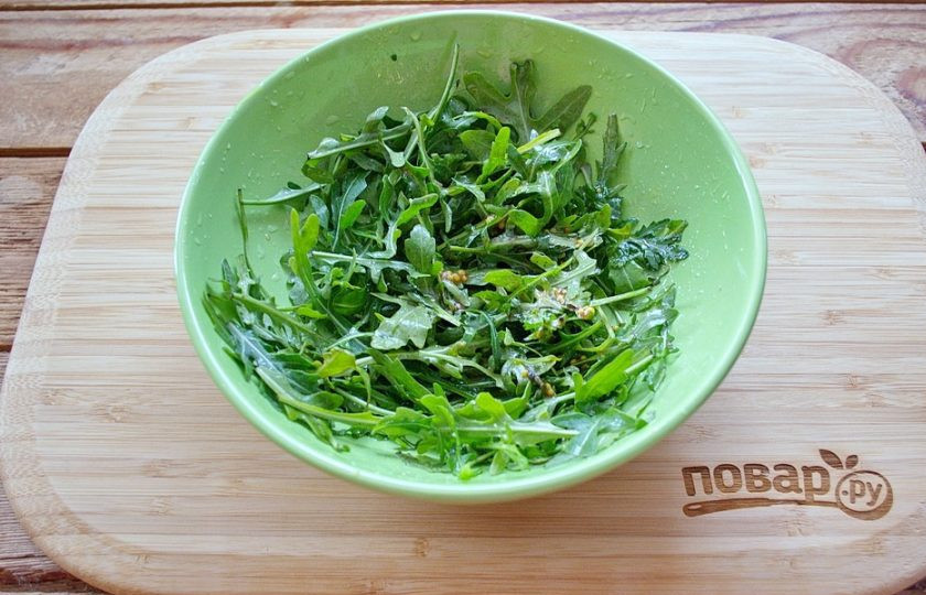 1. Этап. Салат с креветками и рукколой: Смешайте несколько ложек растительного масла, 0,5 чайной ложки горчицы с зернами, небольшую щепотку соли и пару капель лимонного сока. Перемешайте заправку для салата, заправьте ею рукколу. Перемешайте так, чтобы заправка распределилась по всей рукколе.