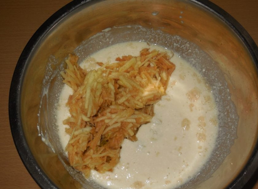 1. Этап. Оладьи на воде с яблоками: 6. Тем временем подошла наша опара. Добавляем туда яблоки и подсыпаем муку, замешивая тесто.