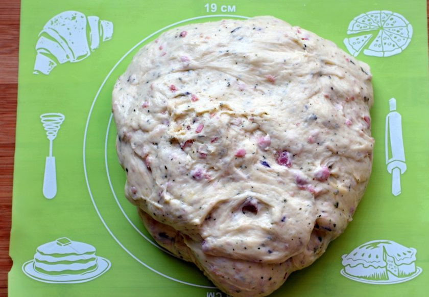 1. Этап. Французский хлеб с ветчиной: Дайте тесту подойти до увеличения объема более, чем в два раза. Выложите на смазанный маслом стол и разделите на три части.