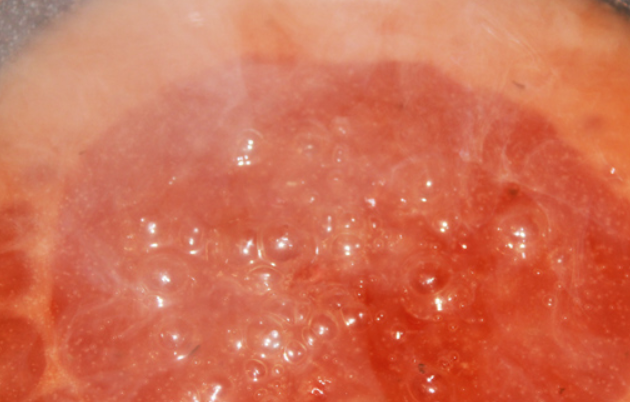 1. Этап. Фрикадельки под соусом: Перекладываем фрикадельки в тарелку. Сковороду промываем, еще раз ее разогреваем и вливаем в нее бульон, рисовый уксус, а также добавляем сахар, кетчуп и соевый соус. Доводим до кипения и добавляем 1 ст.л. крахмала, разведенного в небольшом количестве воды. Перемешиваем и варим несколько минут до загустения.