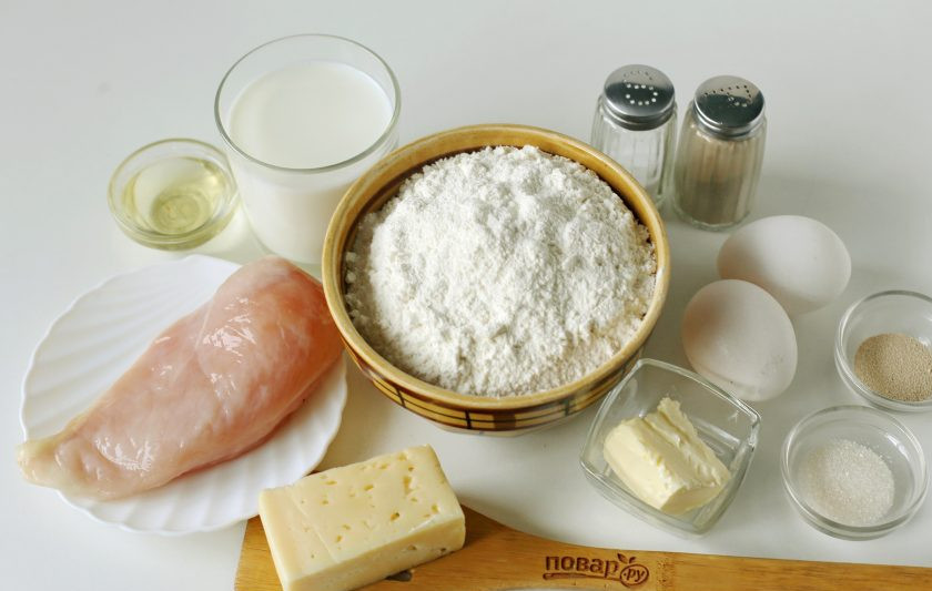 1. Этап. Булочки с курицей и сыром: Подготовьте все ингредиенты.