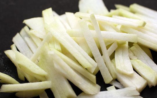 1. Этап. Суп с шиитаке: Аналогичным образом нарезаем кольраби.