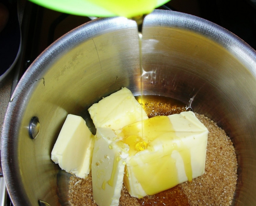 1. Этап. Имбирный пирог с ревенем: Растопите сливочное масло, коричневый сахар и имбирный сироп в отдельной кастрюле. Затем дайте массе остыть. А тем временем смешайте молоко с яйцами, добавьте туда же сухой и свежий имбирь.