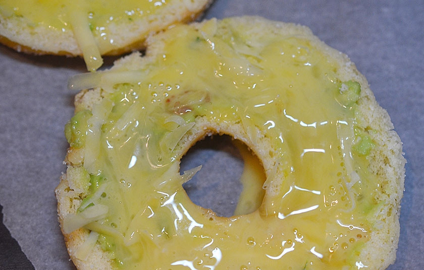 1. Этап. Фаршированные пончики на завтрак: Аккуратно влейте яйца.