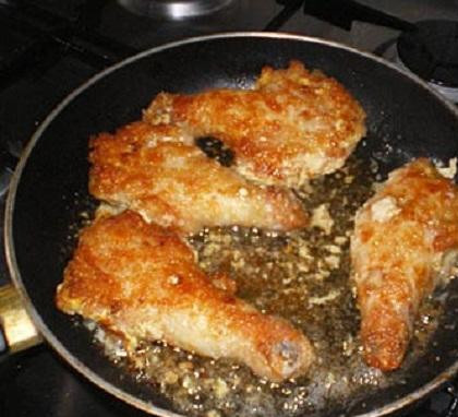 1. Этап. Куриные мешочки с кабачком: 4. В сковородке раскалить растительное масло. В отдельную миску насыпать панировочные сухари. Хорошо обвалять в сухарях каждый мешочек. Положить куриные мешочки в масло и хорошо обжарить их с каждой стороны. Каждую сторону ножки жарим примерно по 6-7 минут, пока они хорошо не зарумянятся.