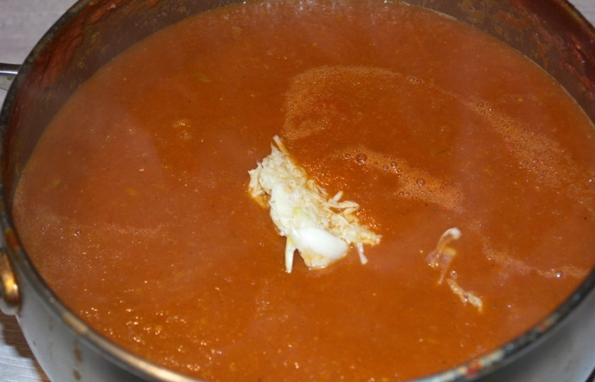 1. Этап. Аджика из помидоров без перца на зиму: Когда сок с овощами и яблоками уварятся на 70%, в массу добавьте специи, соль и сахар. Погружным блендером измельчите массу до однородности. В самую последнюю очередь выдавите в массу чеснок. Перемешайте. Сколько класть сахара и соли? Можно сказать — по вкусу. Для ориентира: на 3 литра томатного сока я кладу 1 ст. ложку соли и 3-5 ст. ложек сахара. Добавляю 1 головку чеснока (пропускаю чеснок через пресс).