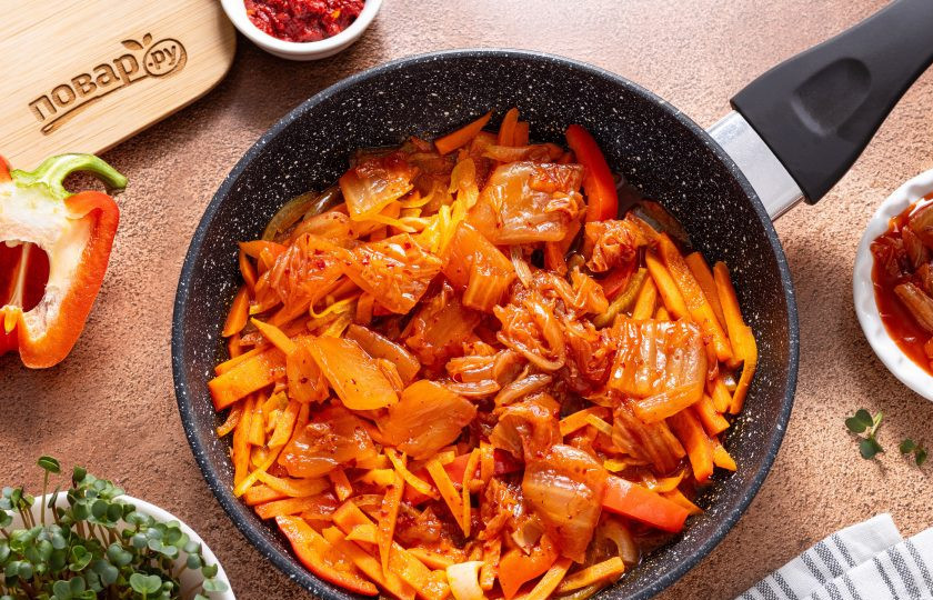 1. Этап. Токпокки с кимчи: Добавьте в сковороду капусту кимчи. Потушите 1-2 минуты.
