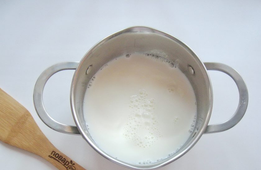 1. Этап. Пончики Бомболони: Но пока тесто поднимается, приготовьте заварной крем. В кастрюлю налейте молоко и поставьте на плиту.