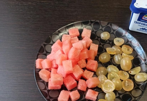 1. Этап. Фруктовый салат с творожным сыром: Из ломтиков арбуза вытащить косточки и нарезать небольшими кубиками. Если у вас виноград киш-миш (без косточек), то его можно оставить целым. Если виноград обычный, то придётся повозиться с косточками.