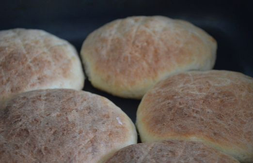 1. Этап. Колобушки: Из частей теста скатайте колобки, переложите на противень и выпекайте 25 минут до золотистого цвета при 180 градусах. Приятного чаепития!