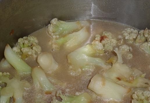 1. Этап. Суп-пюре из цветной капусты: Доводим содержимое кастрюли до кипения. После этого убавляем огонь до среднего значения.