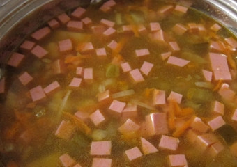 1. Этап. Рассольник с колбасой: В кипящую воду опустить картофель, варить 10 минут. Затем добавить лук,морковь, колбасу, огурцы и перловку. Варить до готовности. Посолить.